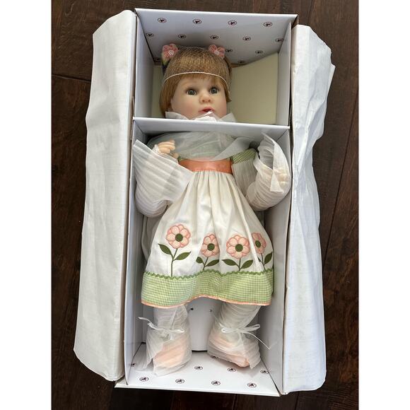 Tea Ashton Drake Toddler Ashton Drake 'Heather Needs A Hug